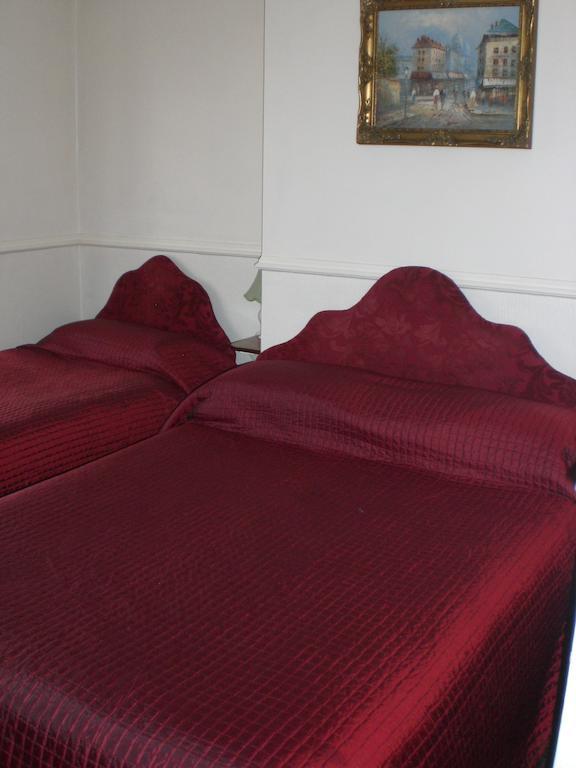 Melville Lodge Gatwick Horley Phòng bức ảnh