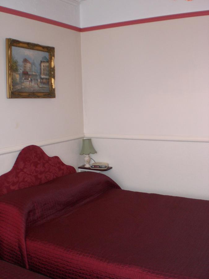 Melville Lodge Gatwick Horley Phòng bức ảnh