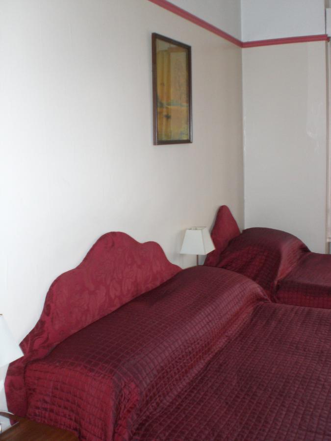 Melville Lodge Gatwick Horley Phòng bức ảnh